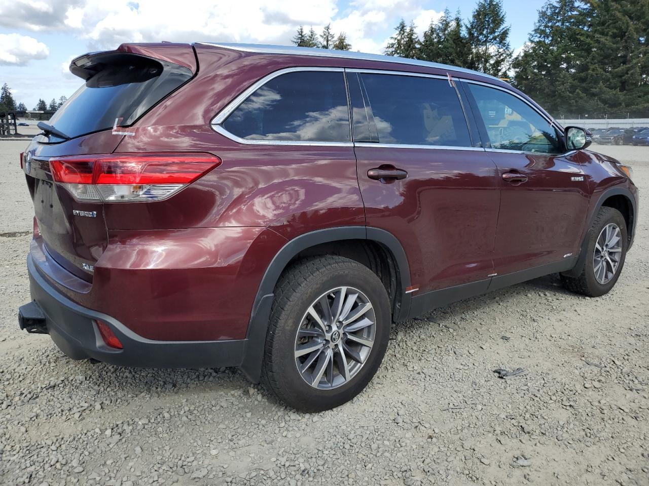 2019 Toyota Highlander VIN 5TDJGRFH8KS064112 Copart auction photo, minor dent/scratches damage thumbnail 3