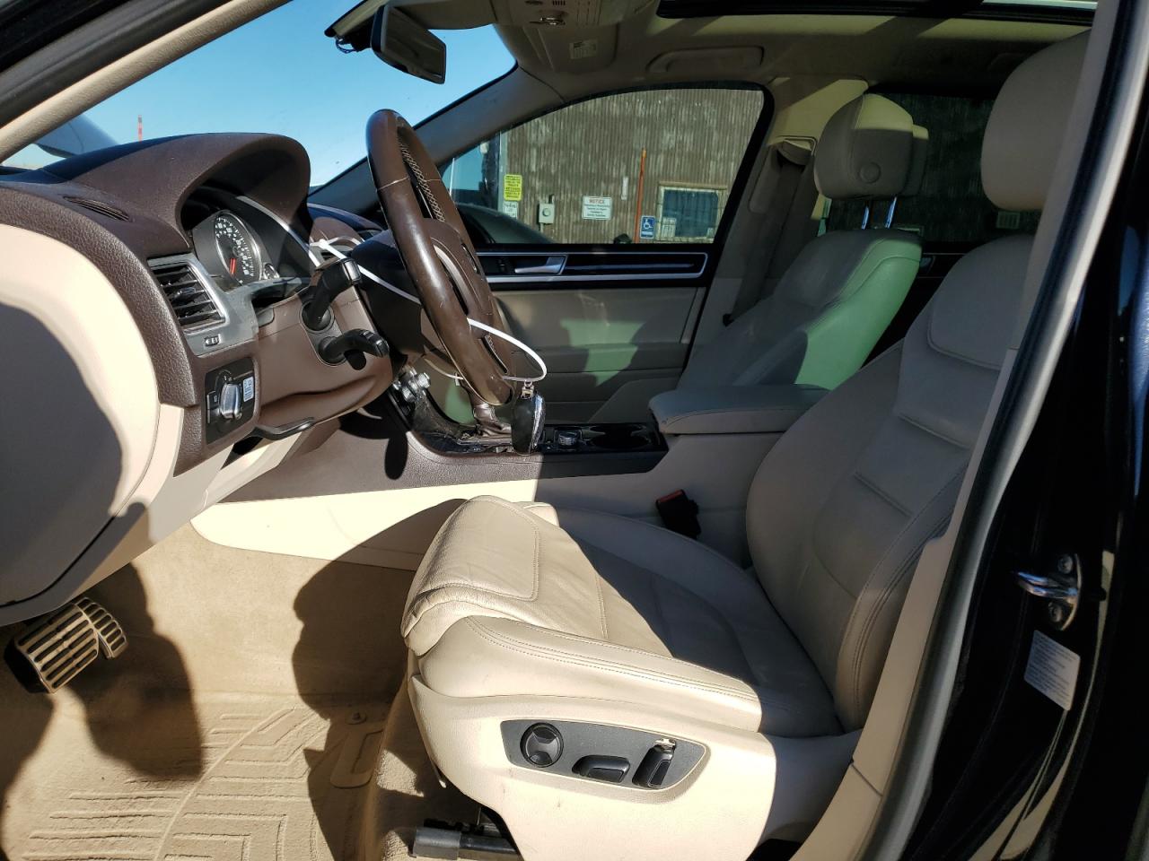 2015 Volkswagen Touareg VIN WVGEP9BP9FD002889 Copart auction photo, side damage thumbnail 7