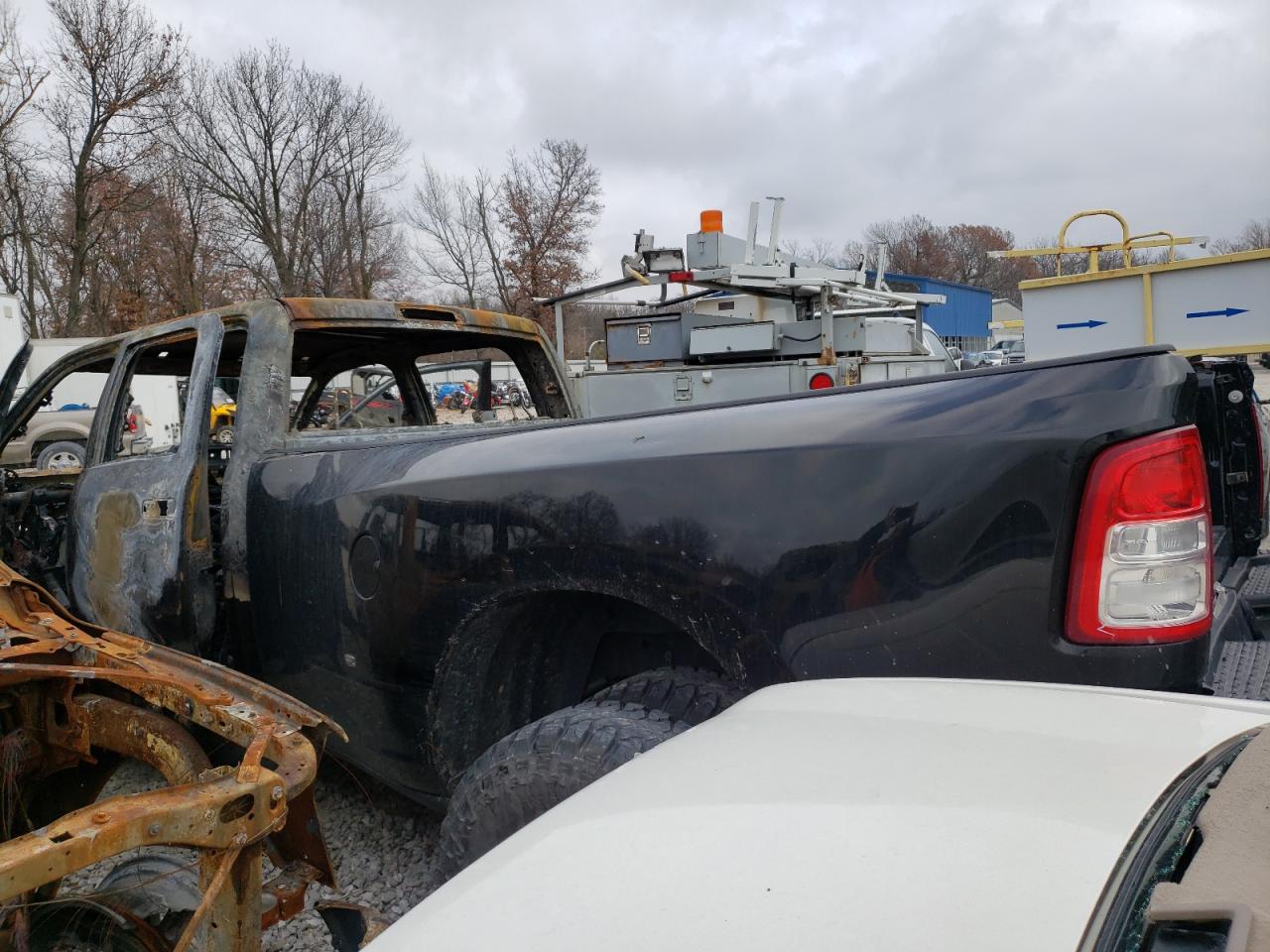 2019 RAM 3500 VIN 3C63RRGL4KG628866 Copart auction photo, burn damage thumbnail 2