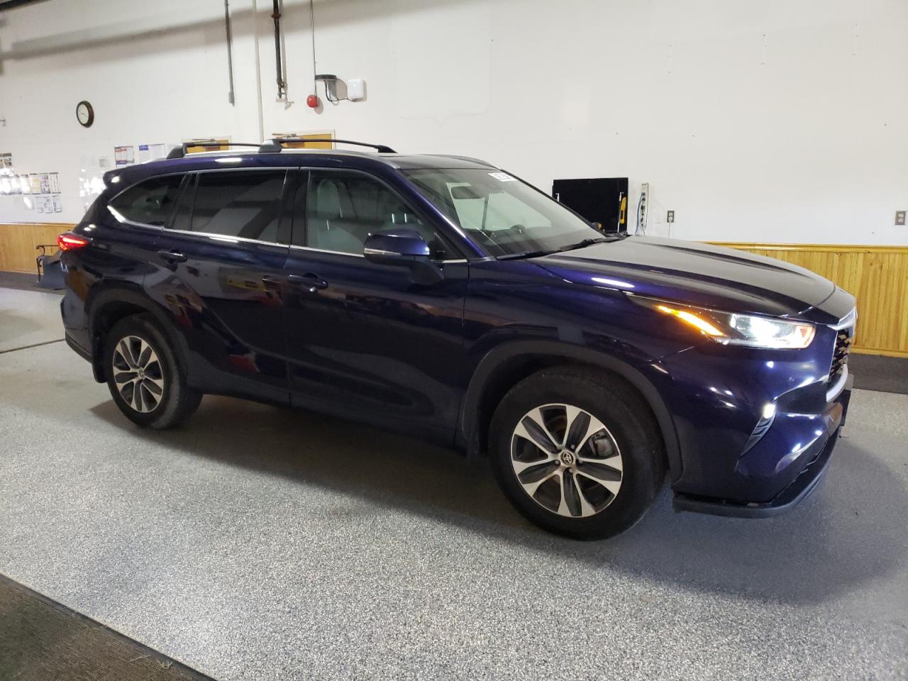2021 Toyota Highlander VIN 5TDHZRBH4MS555066 Copart auction photo, minor dent/scratches damage thumbnail 4