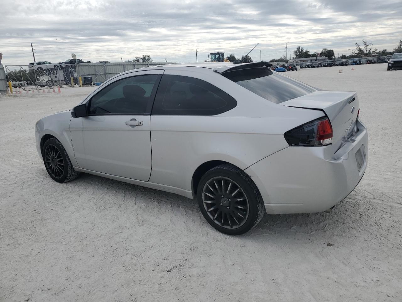 2009 Ford Focus VIN 1FAHP33NX9W237926 Copart auction photo, rear end damage thumbnail 2