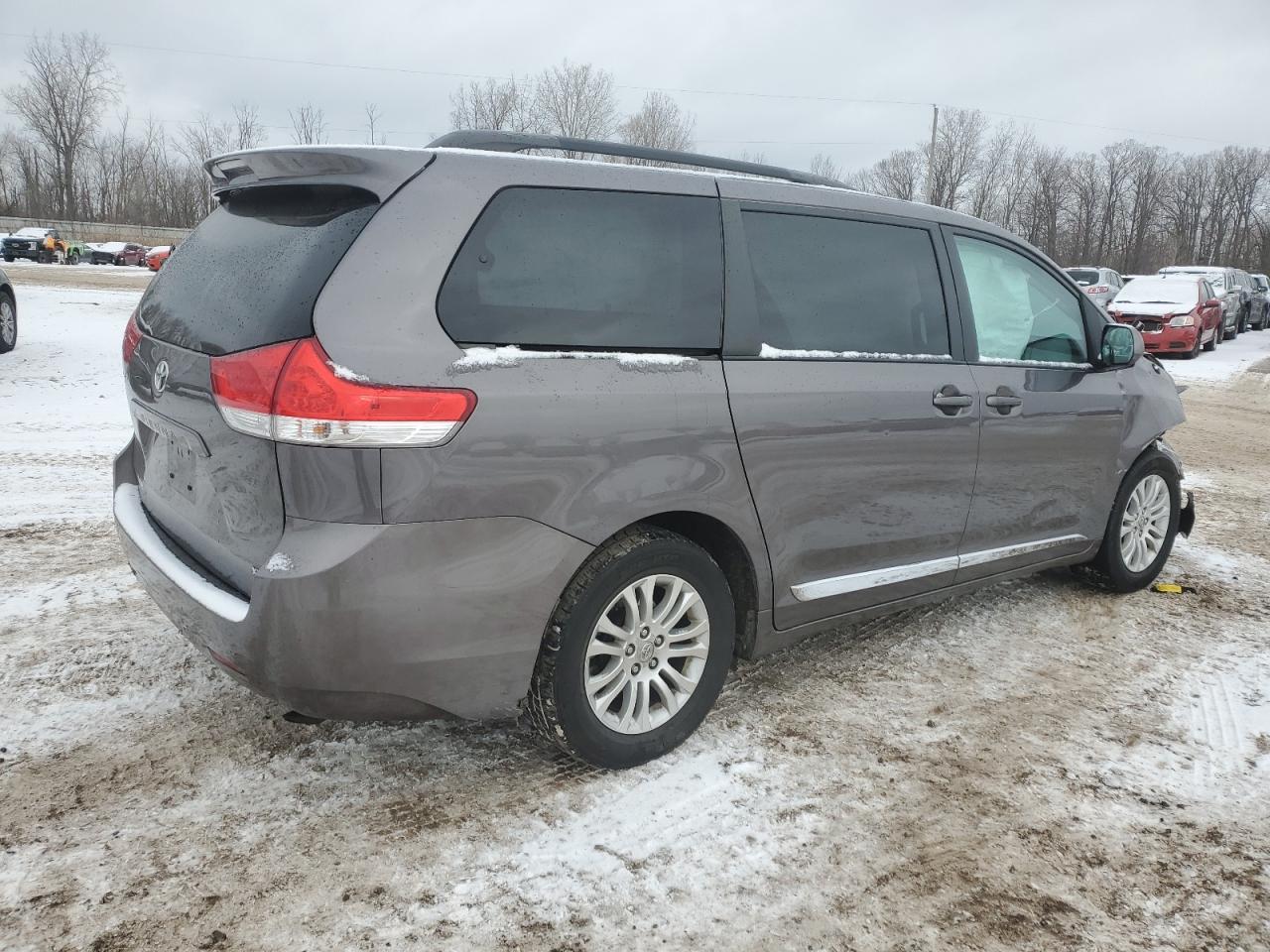 2013 Toyota Sienna VIN 5TDYK3DC1DS284809 Copart auction photo, front end / side damage thumbnail 3
