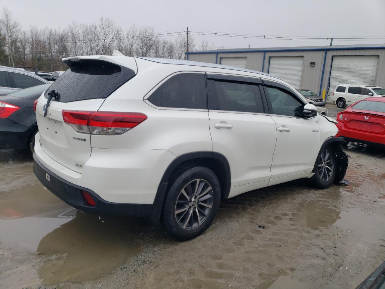 2017 Toyota Highlander VIN 5TDJGRFH8HS020944 Copart auction photo, front end / minor dent/scratches damage thumbnail 3