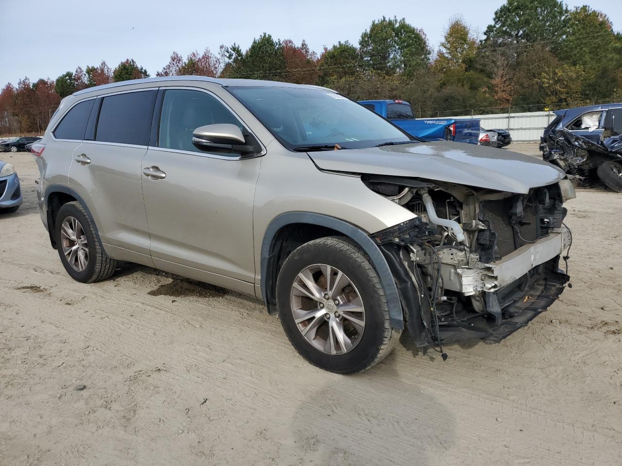 2015 Toyota Highlander VIN 5TDJKRFHXFS094975 Copart auction photo, front end / minor dent/scratches damage thumbnail 4