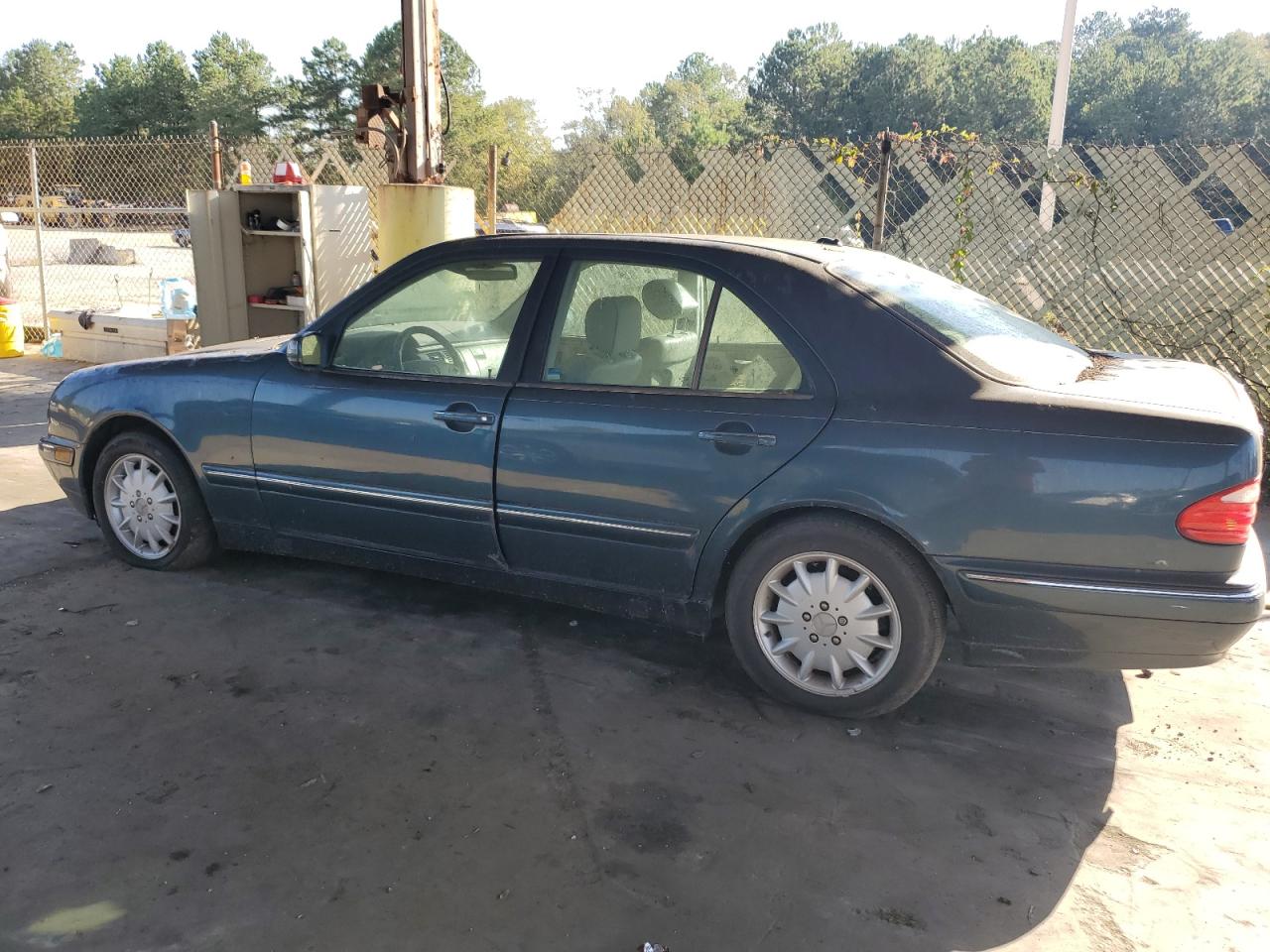 2000 Mercedes-Benz E-klasse VIN WDBJF65J2YB026833 Copart auction photo, minor dent/scratches damage thumbnail 2