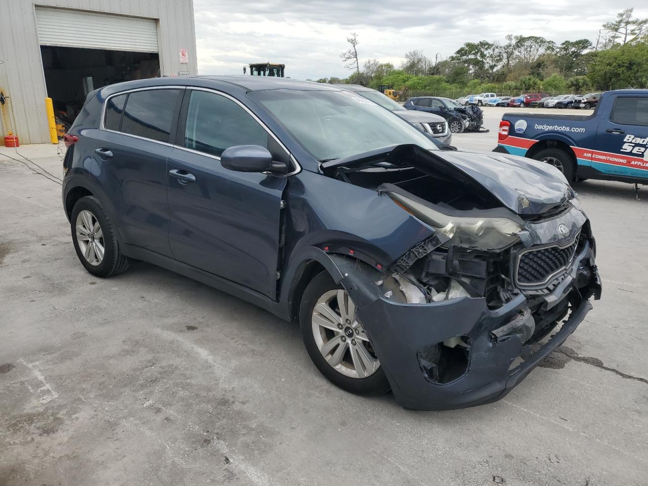 2018 KIA Sportage VIN KNDPM3AC1J7461746 Copart auction photo, front end / minor dent/scratches damage thumbnail 4