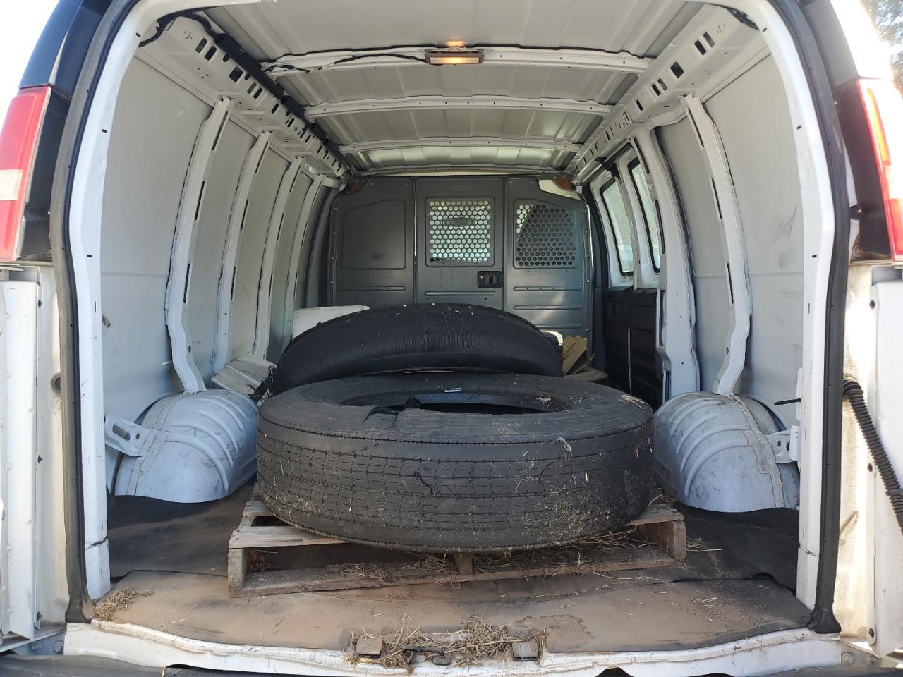 2014 Chevrolet Express VIN 1GCWGFCG3E1182831 Copart auction photo, minor dent/scratches damage thumbnail 10