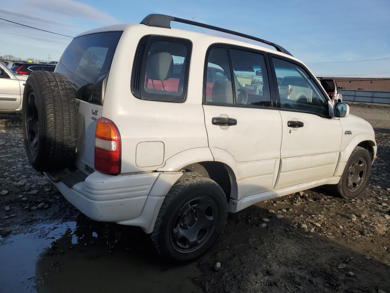 2000 Suzuki Grand Vitara VIN JS3TD62V4Y4121259 Copart auction photo, front end / rear end damage thumbnail 3
