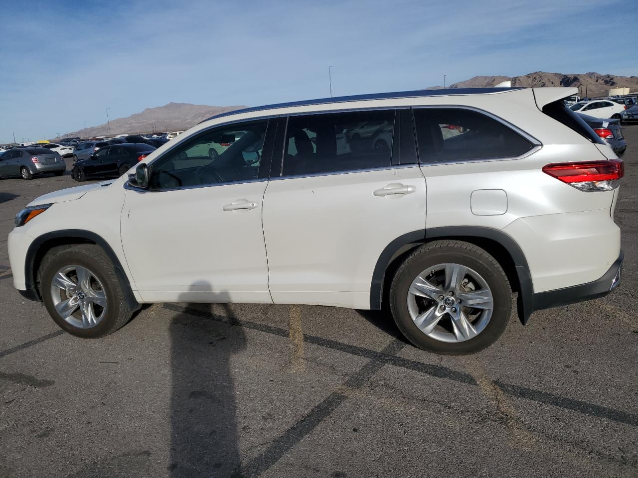 2018 Toyota Highlander VIN 5TDDZRFH6JS824320 Copart auction photo, rear end / side damage thumbnail 2