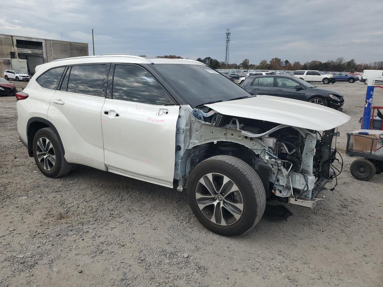 2021 Toyota Highlander VIN 5TDGZRBH3MS068890 Copart auction photo, front end / side damage thumbnail 4