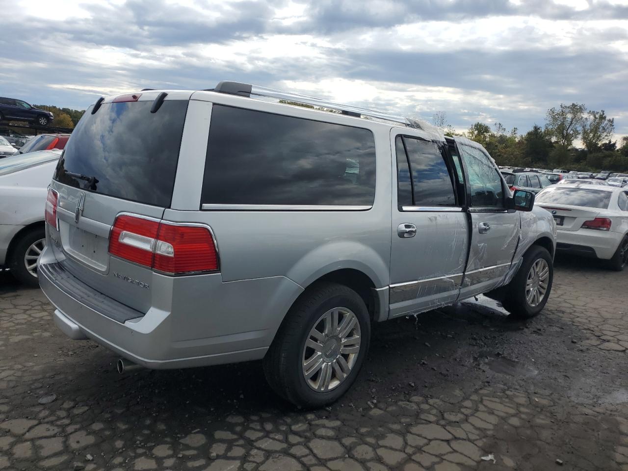 2012 Lincoln Navigator VIN 5LMJJ3H59CEL03099 Copart auction photo, side / minor dent/scratches damage thumbnail 3