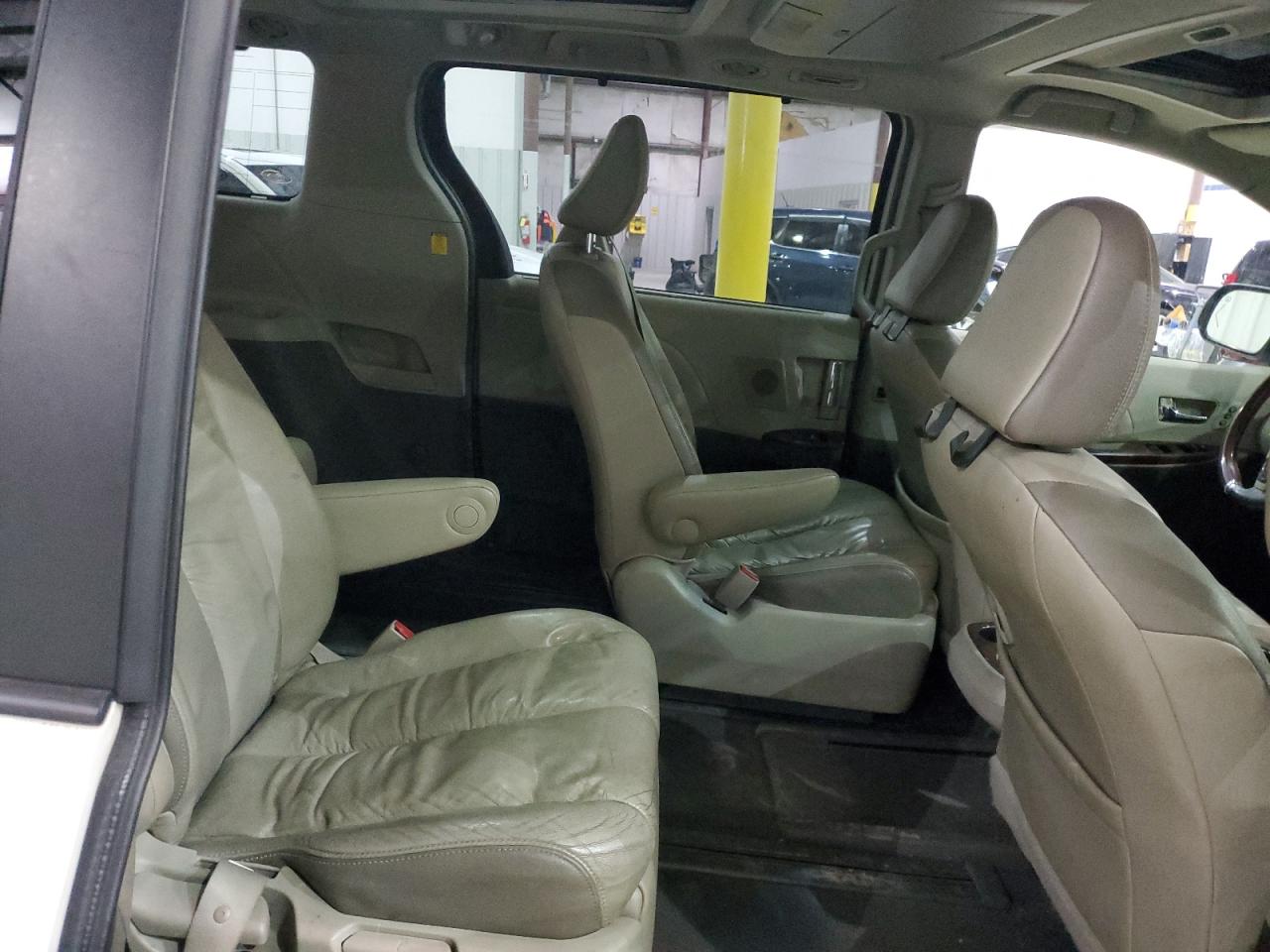 2011 Toyota Sienna VIN 5TDYK3DC5BS005469 Copart auction photo, front end / rear end damage thumbnail 11