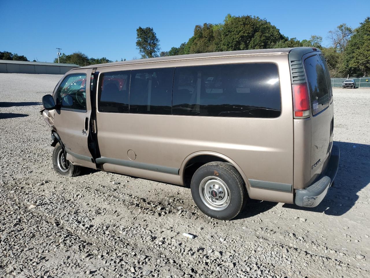 2000 GMC Savana VIN 1GJGG25R0Y1172069 Copart auction photo, front end damage thumbnail 2