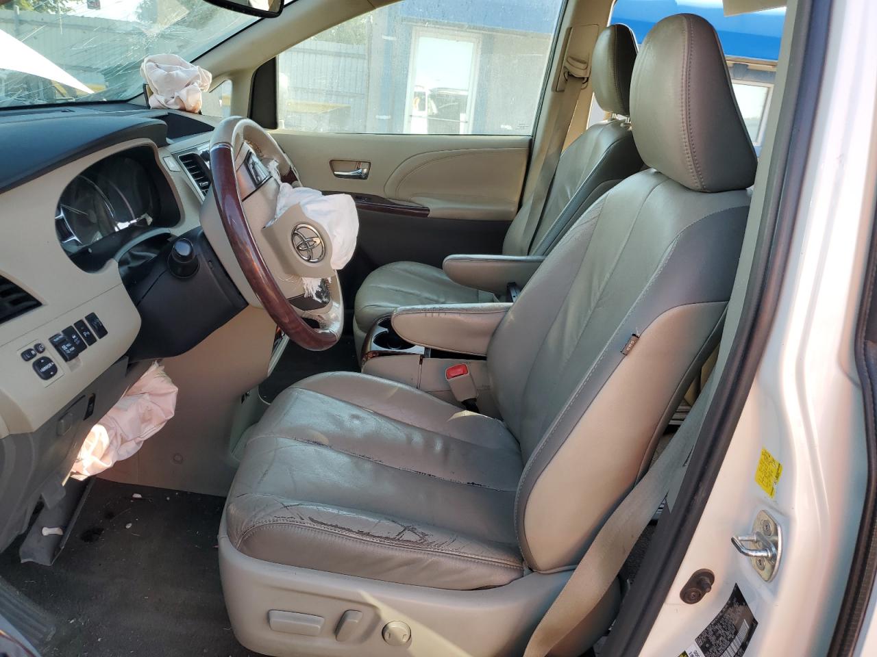 2011 Toyota Sienna VIN 5TDYK3DC7BS065589 Copart auction photo, front end / minor dent/scratches damage thumbnail 7