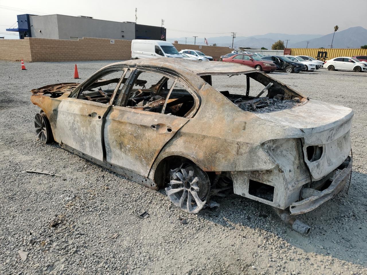 2018 BMW 3er VIN WBA8E1G51JNU88968 Copart auction photo, burn damage thumbnail 2