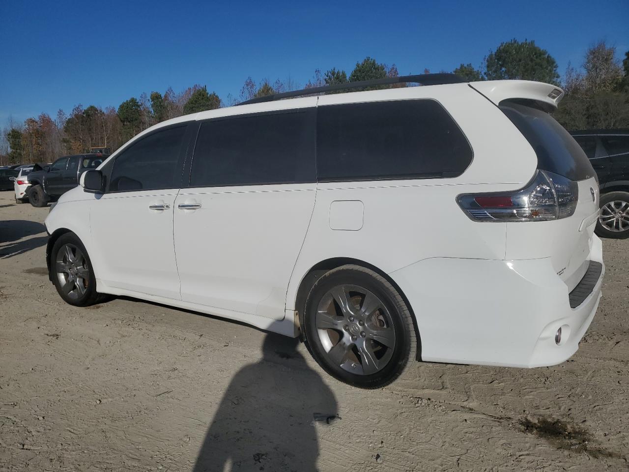 2015 Toyota Sienna VIN 5TDXK3DC1FS530742 Copart auction photo, front end damage thumbnail 2