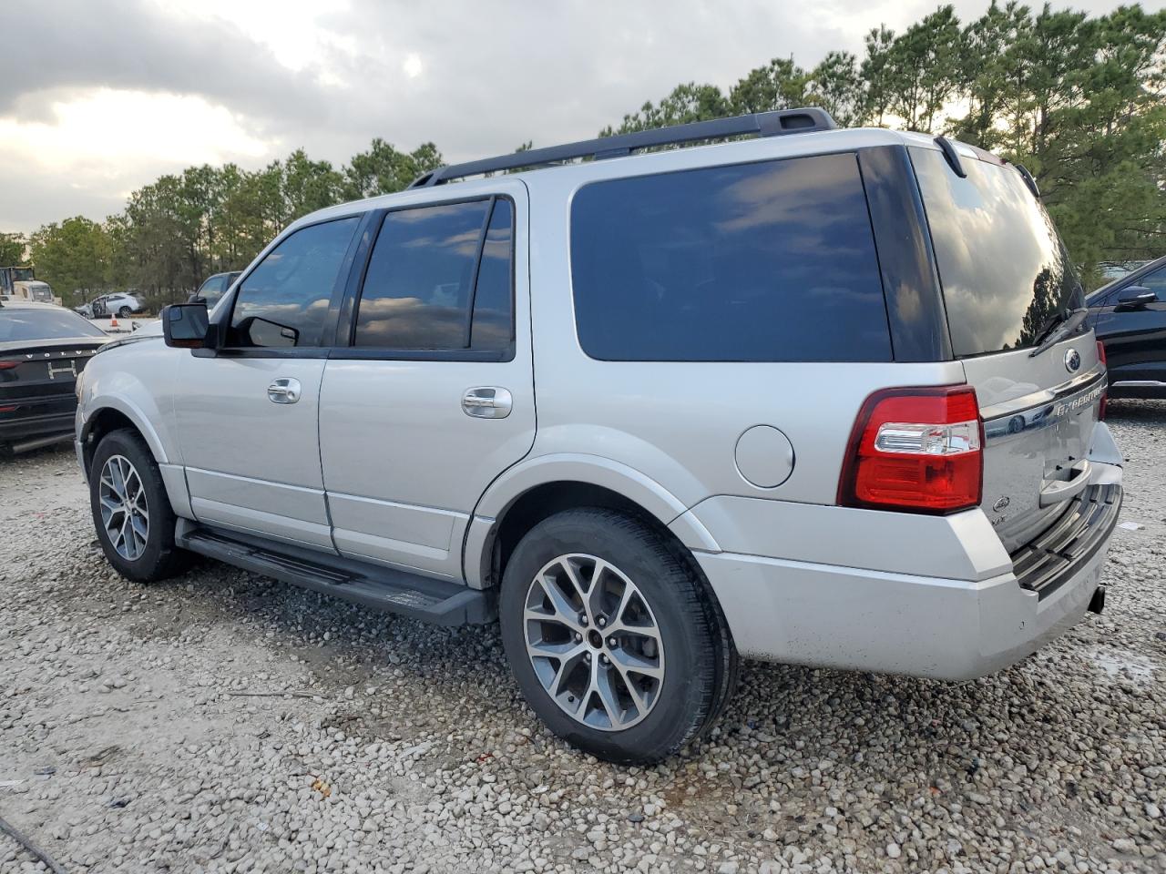 2015 Ford Expedition VIN 1FMJU1HTXFEF49743 Copart auction photo, front end / rear end damage thumbnail 2