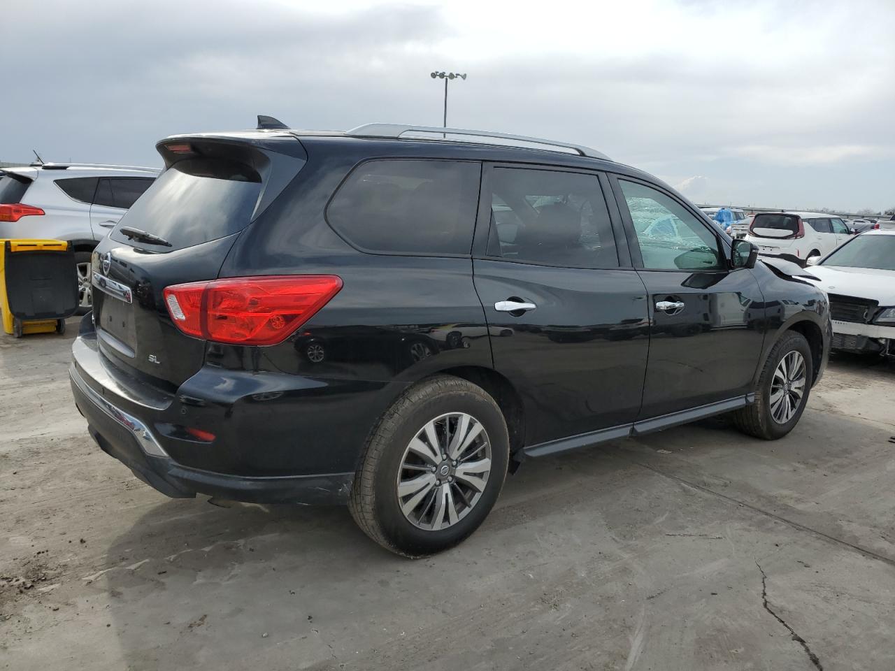 2019 Nissan Pathfinder VIN 5N1DR2MN8KC612551 Copart auction photo, front end / hail damage thumbnail 3