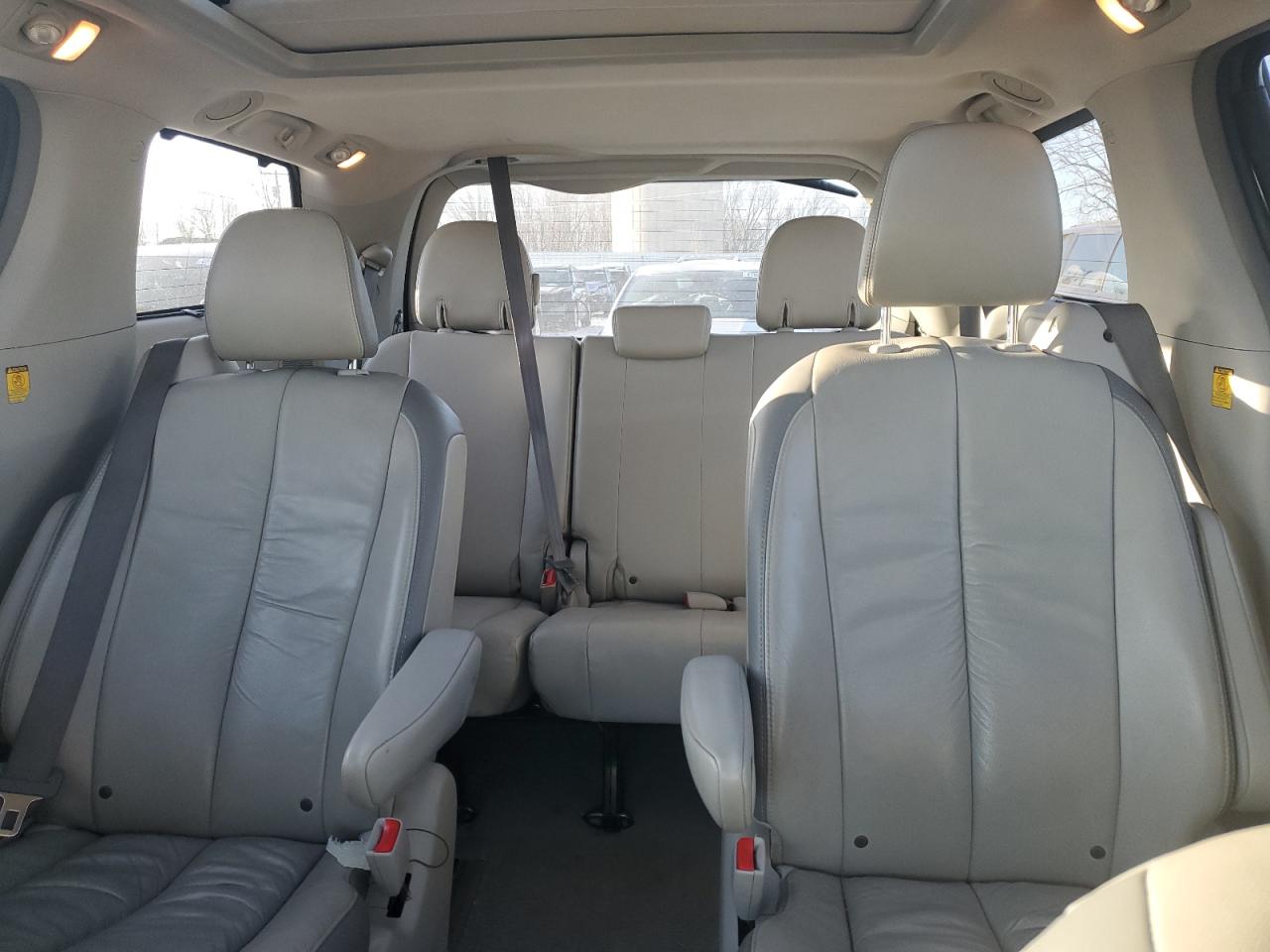 2011 Toyota Sienna VIN 5TDYK3DC7BS013640 Copart auction photo, front end damage thumbnail 10