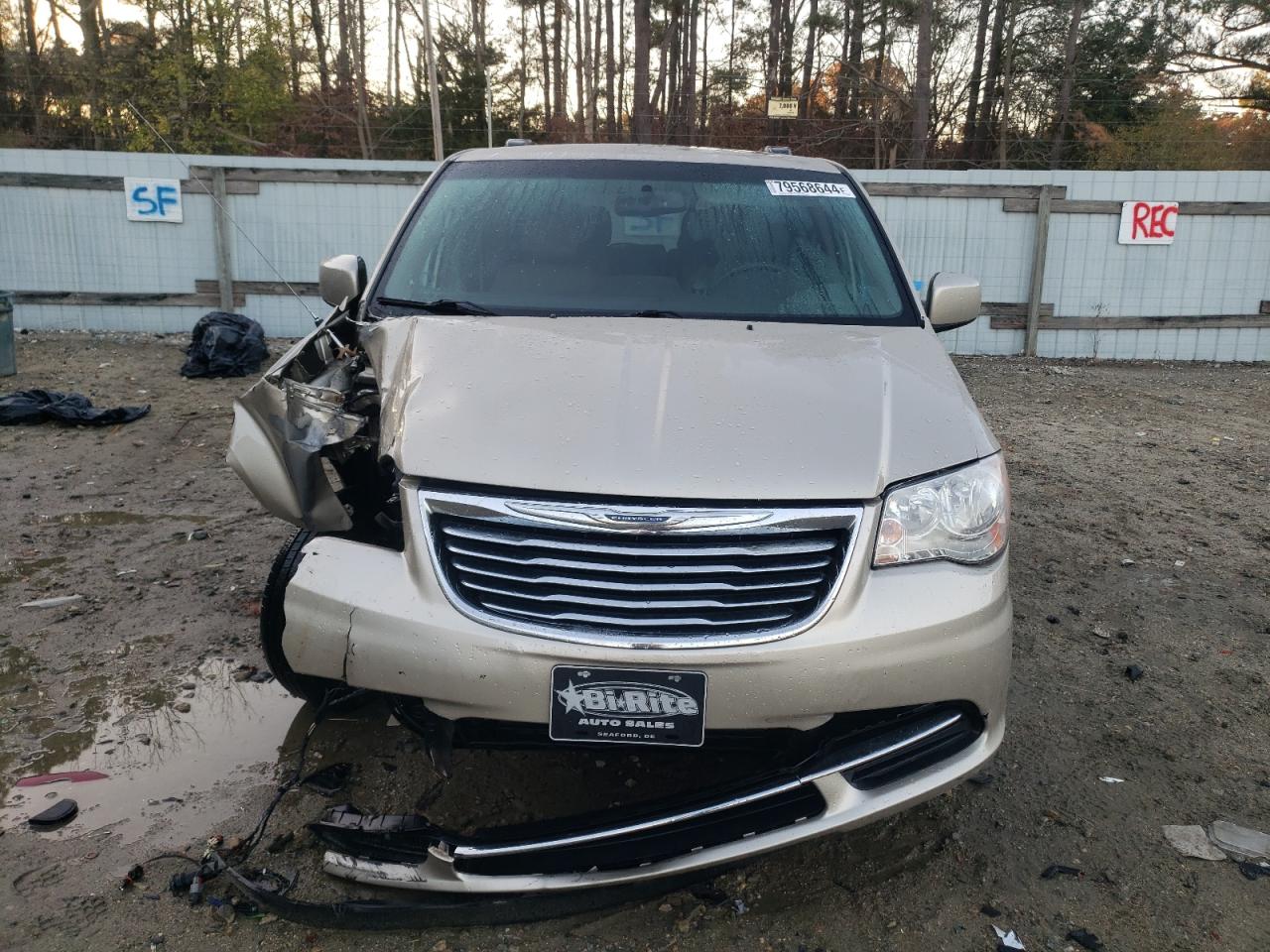 2016 Chrysler Town & Country VIN 2C4RC1AGXGR193709 Copart auction photo, front end / minor dent/scratches damage thumbnail 5