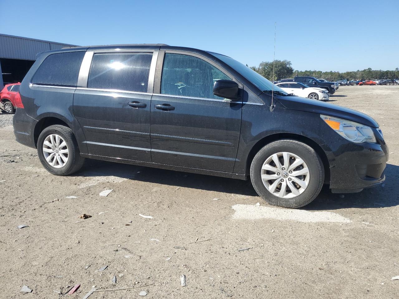 2014 Volkswagen Routan VIN 2C4RVABG9ER135273 Copart auction photo, front end / minor dent/scratches damage thumbnail 4