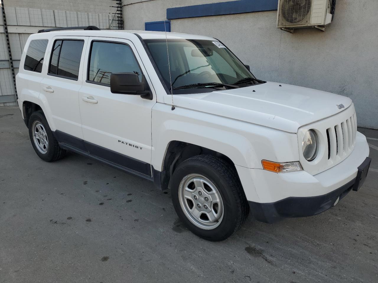 2014 Jeep Liberty (Patriot) VIN 1C4NJPBA5ED651674 Copart auction photo, minor dent/scratches damage thumbnail 4