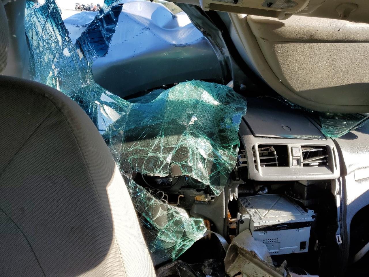 2010 Ford Fusion VIN 3FAHP0HA5AR402941 Copart auction photo, biohazard/chemical / all over damage thumbnail 8