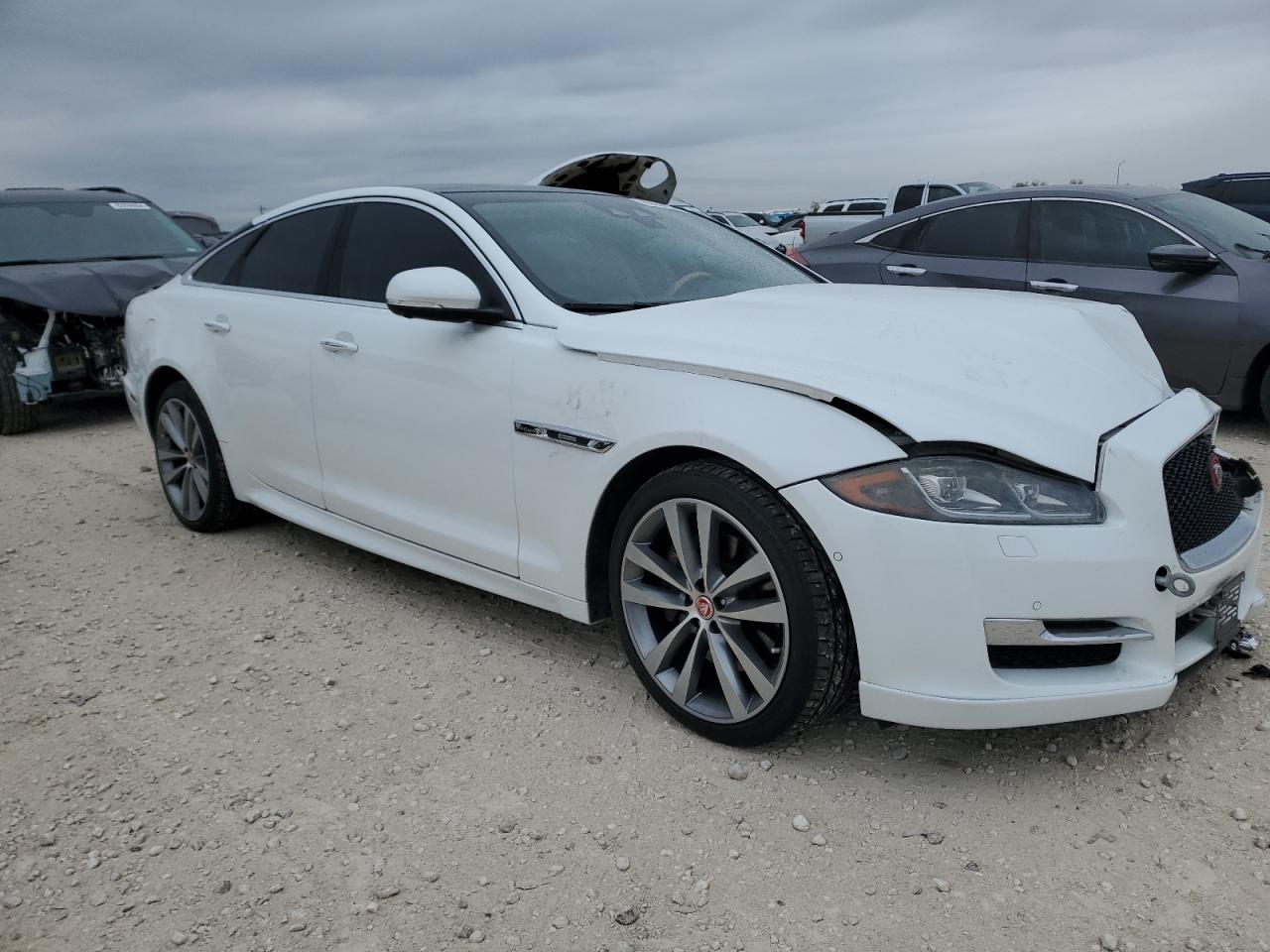 2019 Jaguar XJ VIN SAJWA1C7XK8W17806 Copart auction photo, front end / minor dent/scratches damage thumbnail 4
