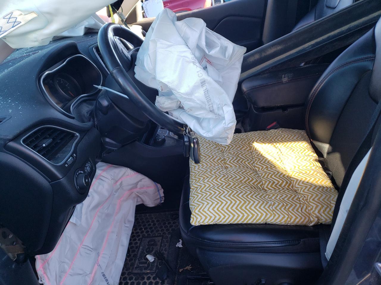2019 Jeep Cherokee VIN 1C4PJMBN9KD427071 Copart auction photo, front end / side damage thumbnail 7