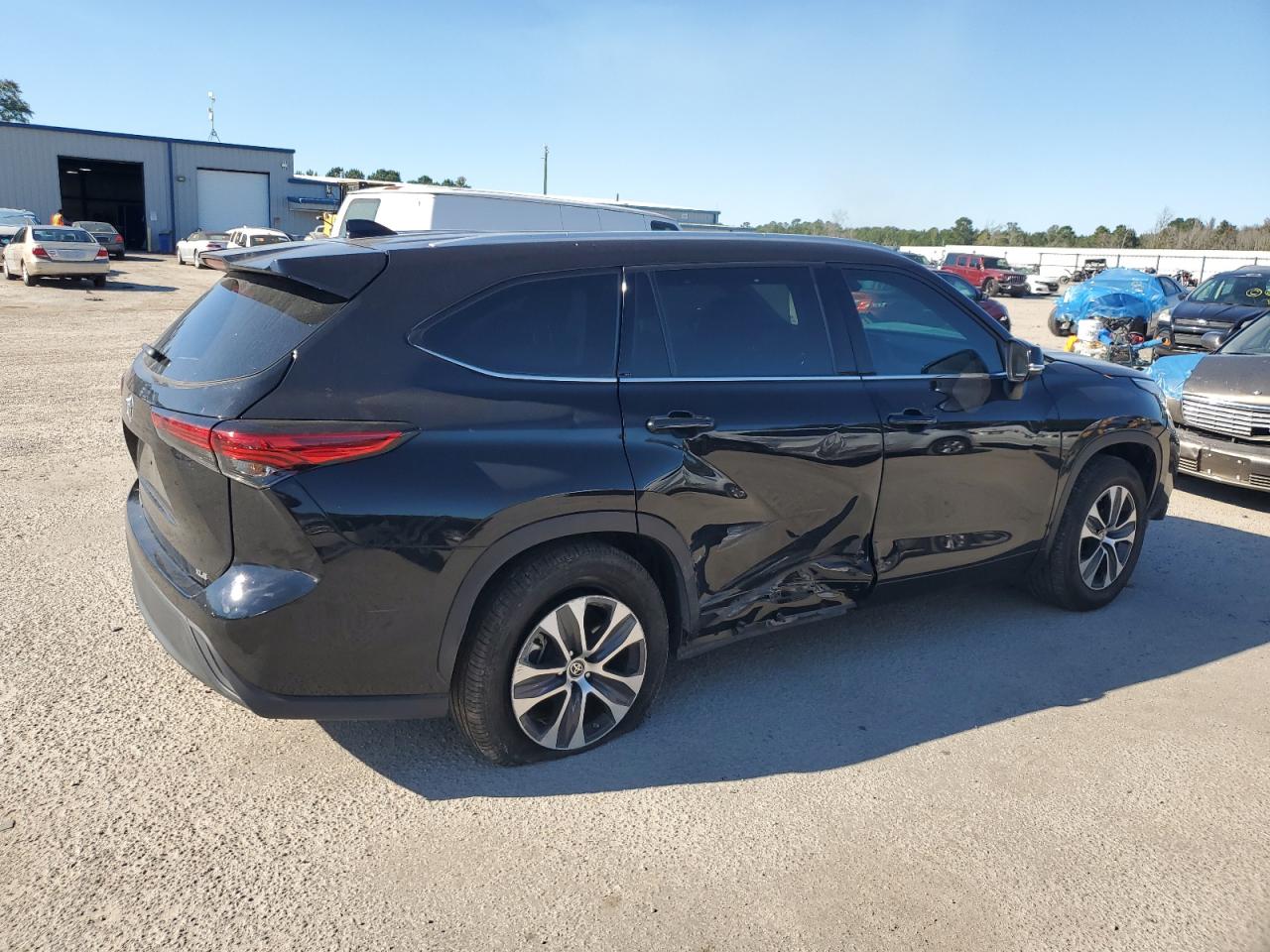 2022 Toyota Highlander VIN 5TDHZRAH0NS555195 Copart auction photo, front end / side damage thumbnail 3