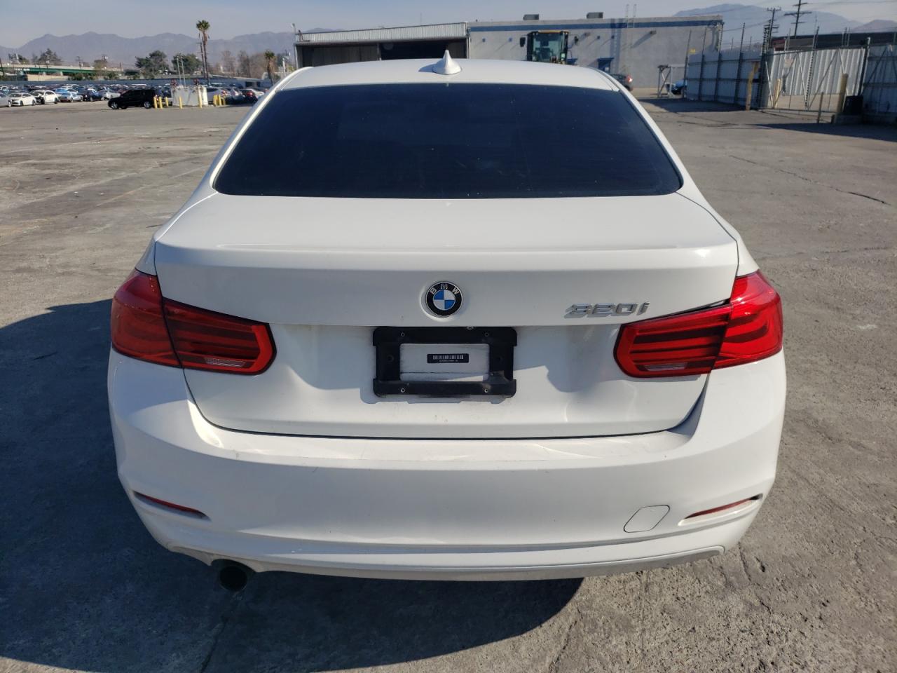 2018 BMW 3er VIN WBA8A9C54JAD27928 Copart auction photo, minor dent/scratches damage thumbnail 6
