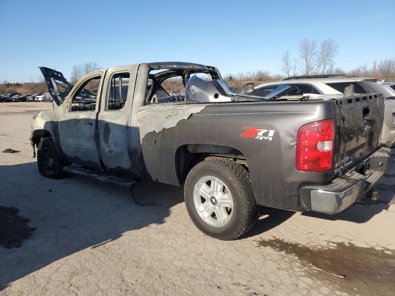 2011 Chevrolet Silverado VIN 1GCRKSE34BZ253319 Copart auction photo, burn damage thumbnail 2