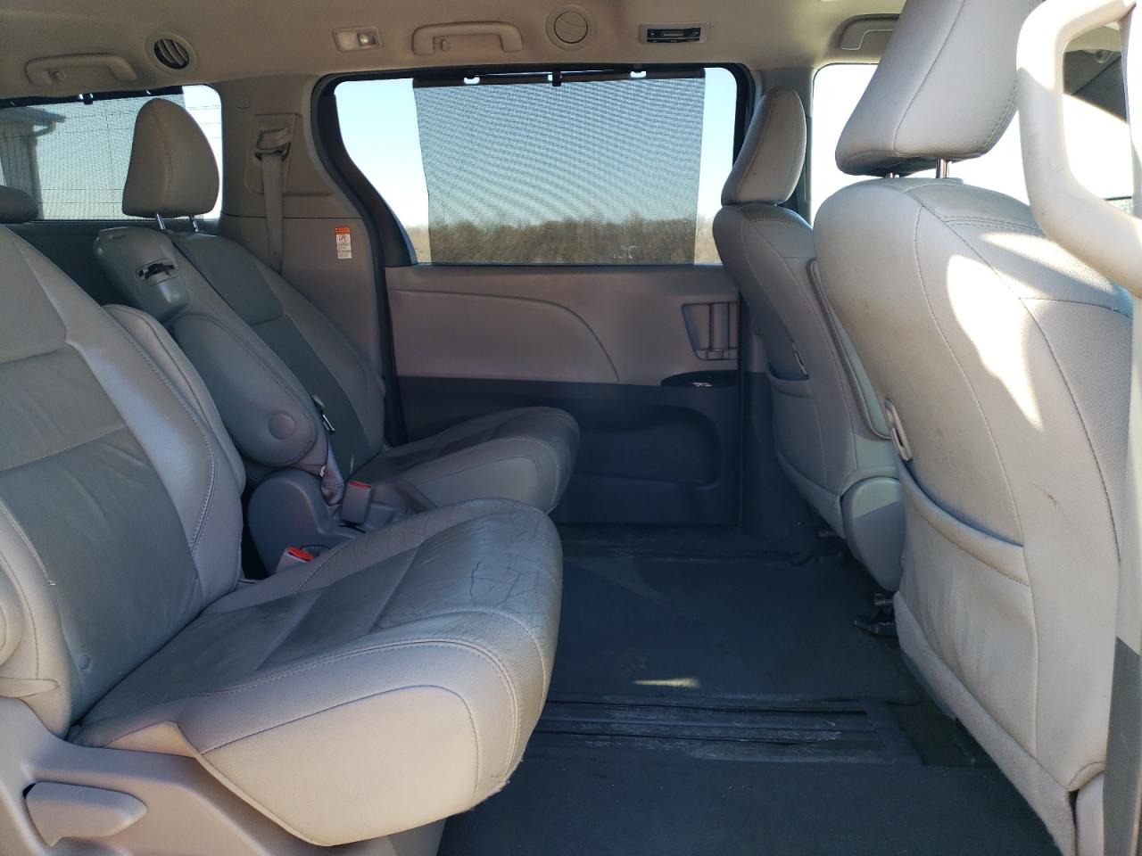 2016 Toyota Sienna VIN 5TDYK3DC8GS718115 Copart auction photo, side / minor dent/scratches damage thumbnail 11