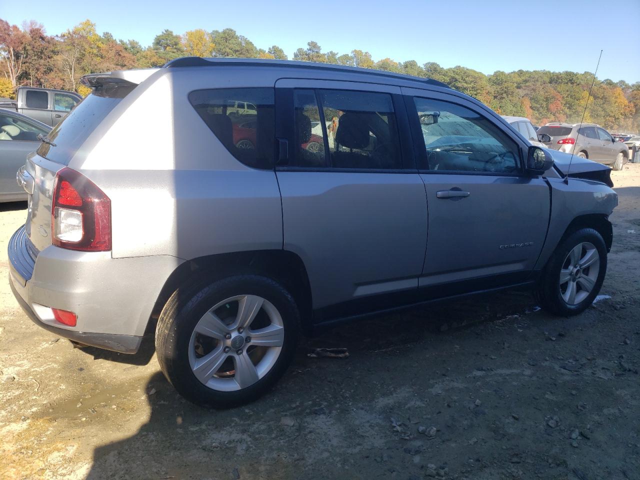 2015 Jeep Compass VIN 1C4NJDEB7FD370657 Copart auction photo, front end / minor dent/scratches damage thumbnail 3