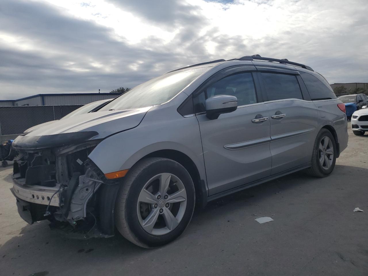 2018 Honda Odyssey VIN 5FNRL6H71JB083718