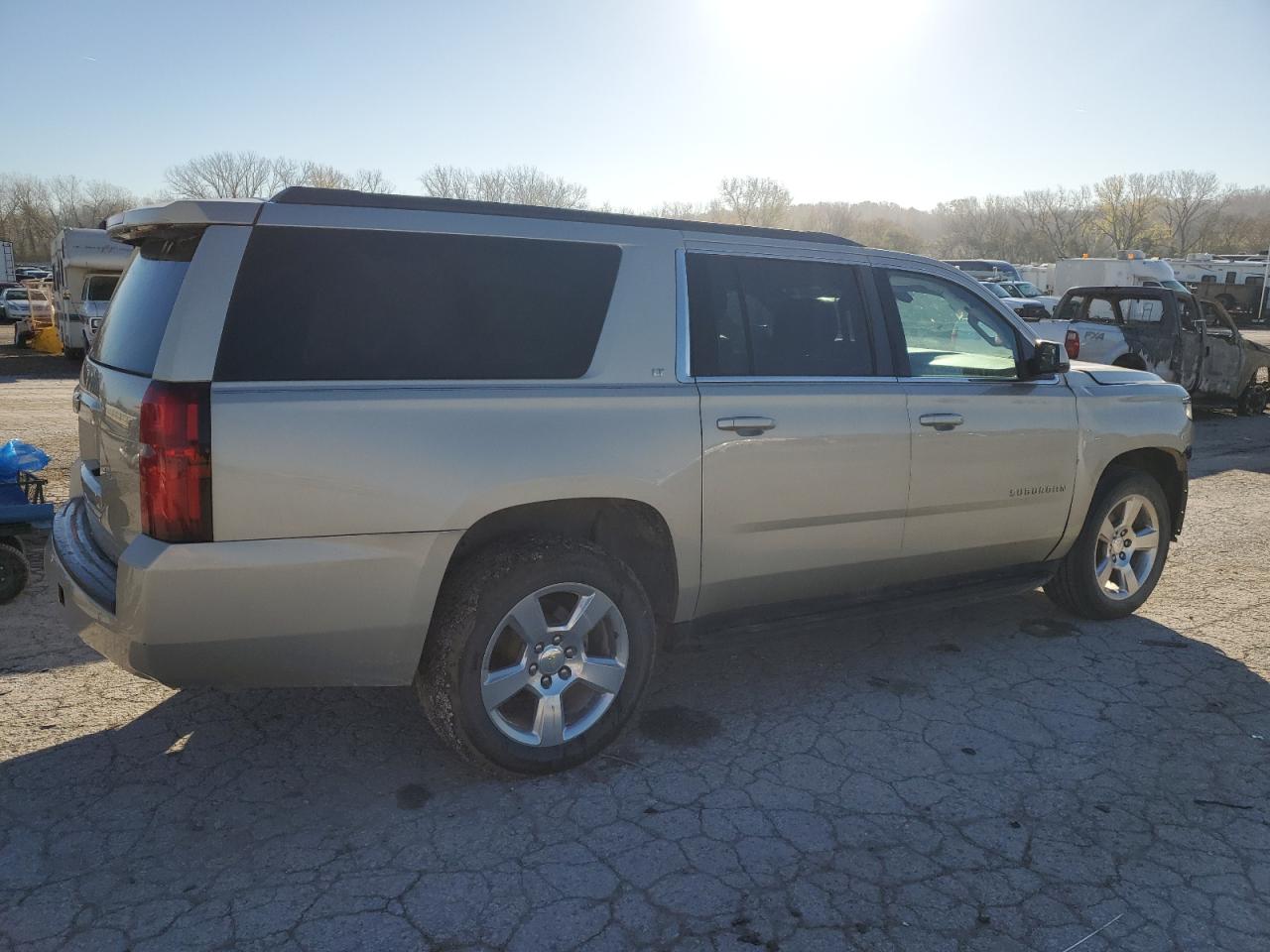 2015 Chevrolet Suburban VIN 1GNSKJKC9FR250686 Copart auction photo, front end / minor dent/scratches damage thumbnail 3