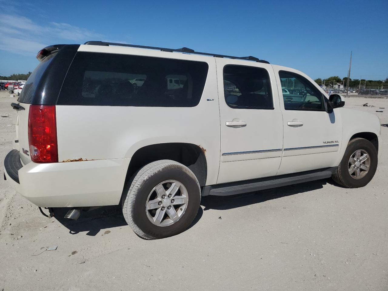 2011 GMC Yukon VIN 1GKS2KE38BR173284 Copart auction photo, front end / minor dent/scratches damage thumbnail 3