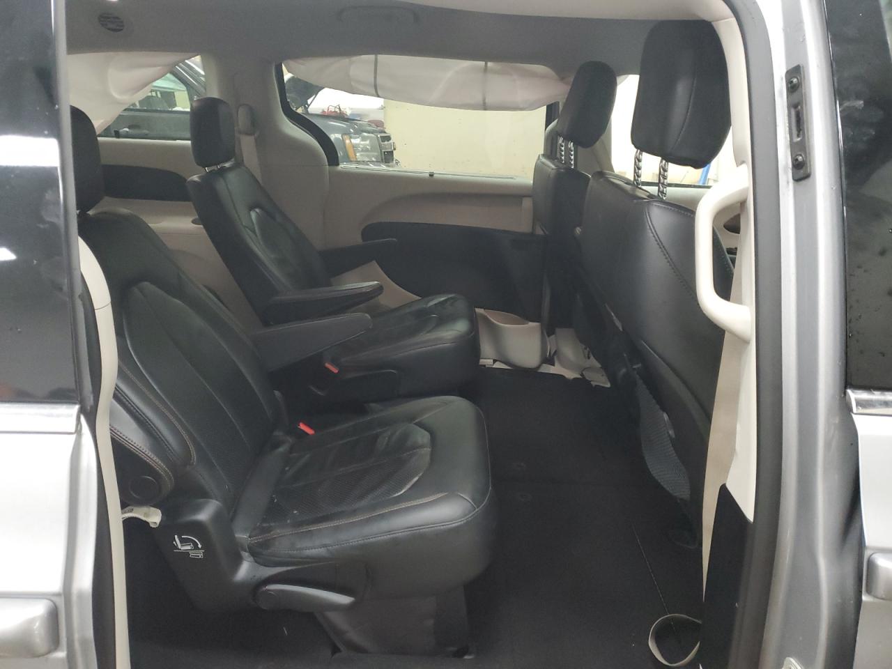 2018 Chrysler Pacifica VIN 2C4RC1BG0JR233351 Copart auction photo, side / minor dent/scratches damage thumbnail 11