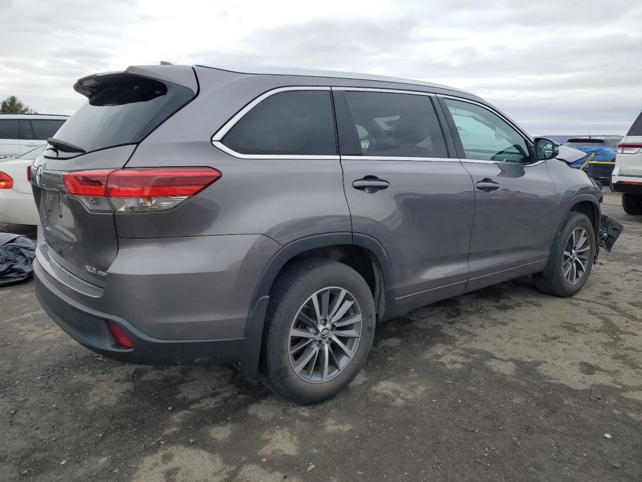 2018 Toyota Highlander VIN 5TDJZRFH8JS881301 Copart auction photo, front end damage thumbnail 3