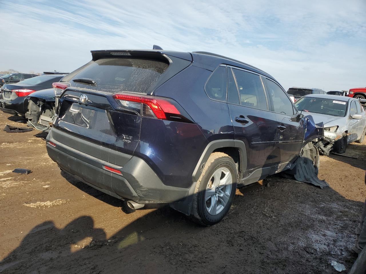 2020 Toyota RAV 4 VIN 2T3P1RFVXLW113831 Copart auction photo, front end / side damage thumbnail 3