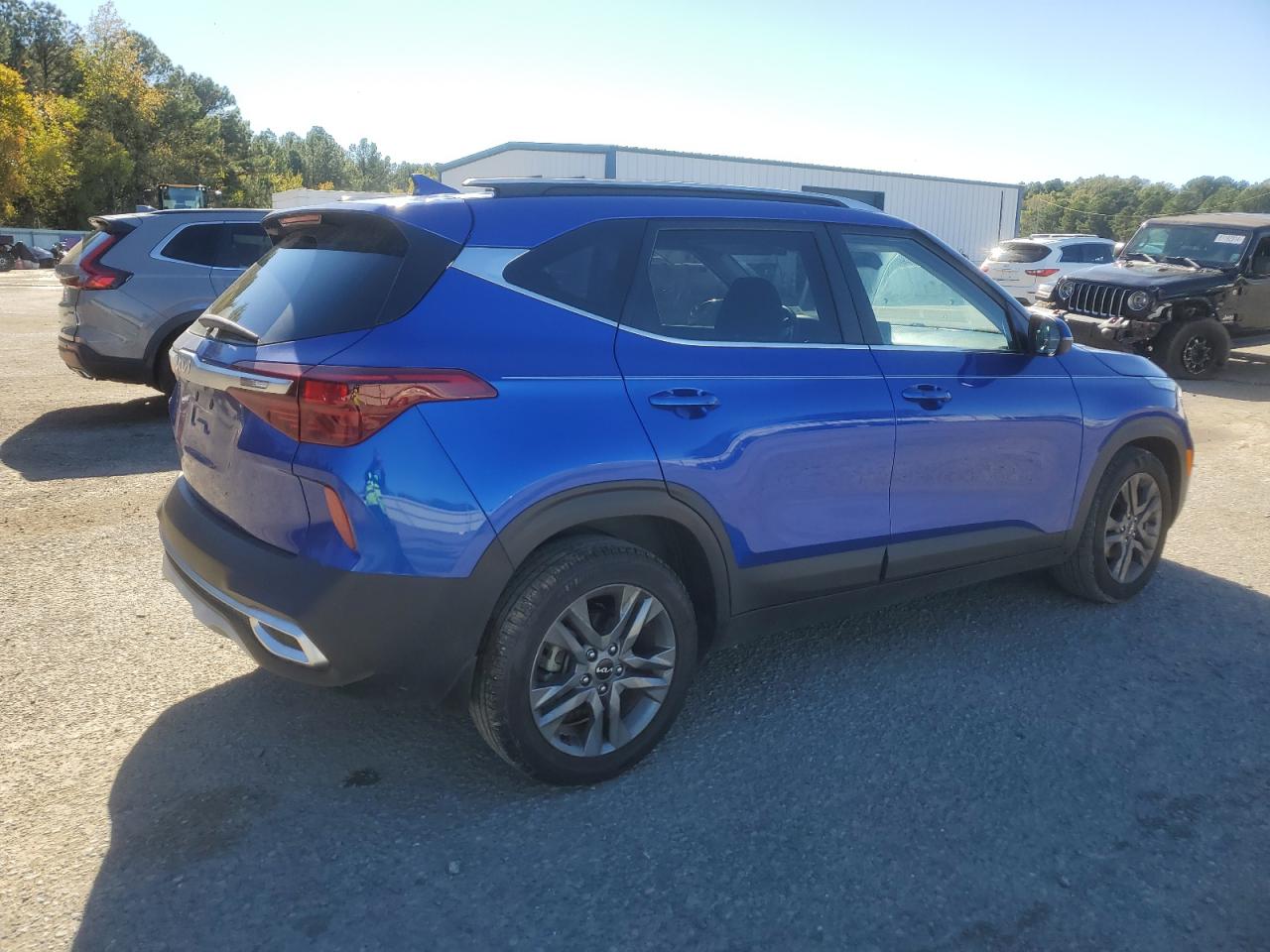 2023 KIA Seltos VIN KNDEU2AA8P7393843 Copart auction photo, front end / minor dent/scratches damage thumbnail 3