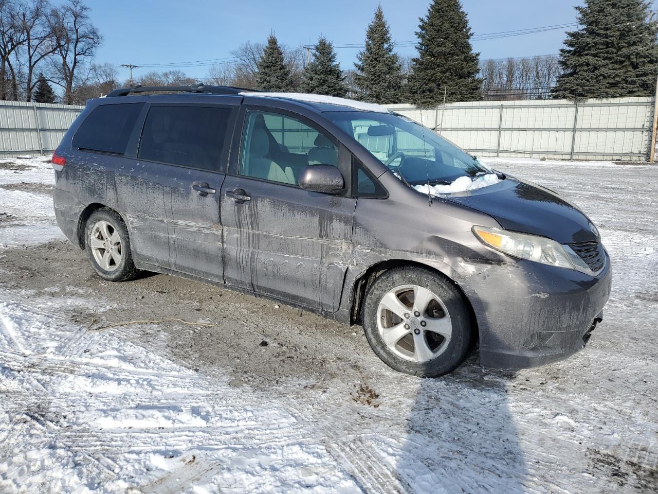 2013 Toyota Sienna VIN 5TDKK3DC0DS375463 Copart auction photo, front end / side damage thumbnail 4