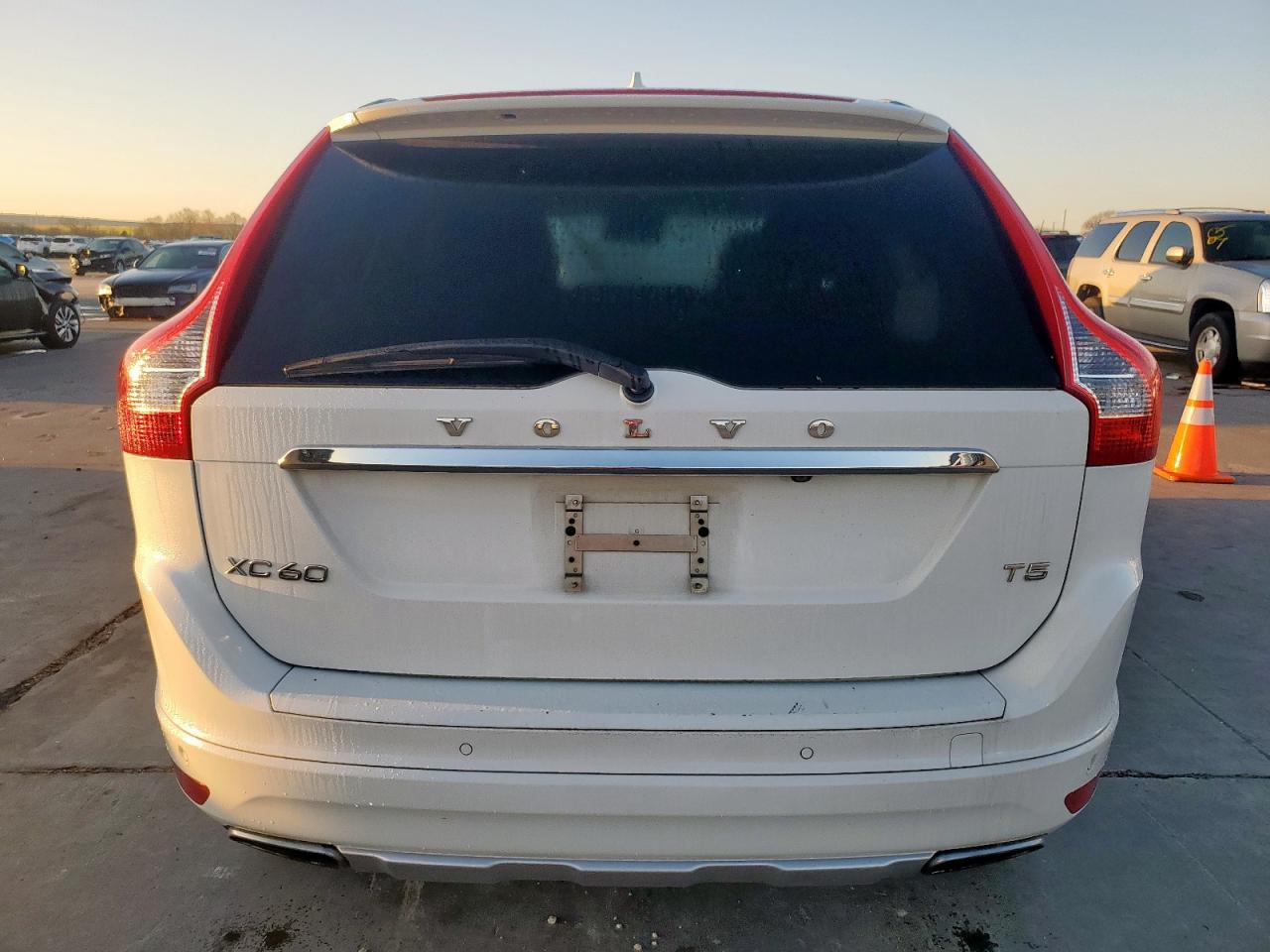2015 Volvo XC60 VIN YV440MDC5F2574701 Copart auction photo, normal wear damage thumbnail 6