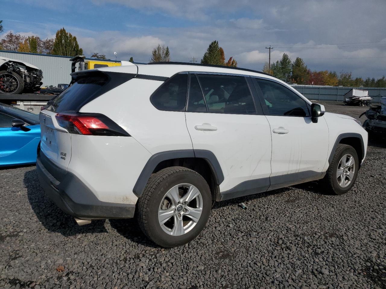 2020 Toyota RAV 4 VIN 2T3P1RFV3LW094698 Copart auction photo, side damage thumbnail 3