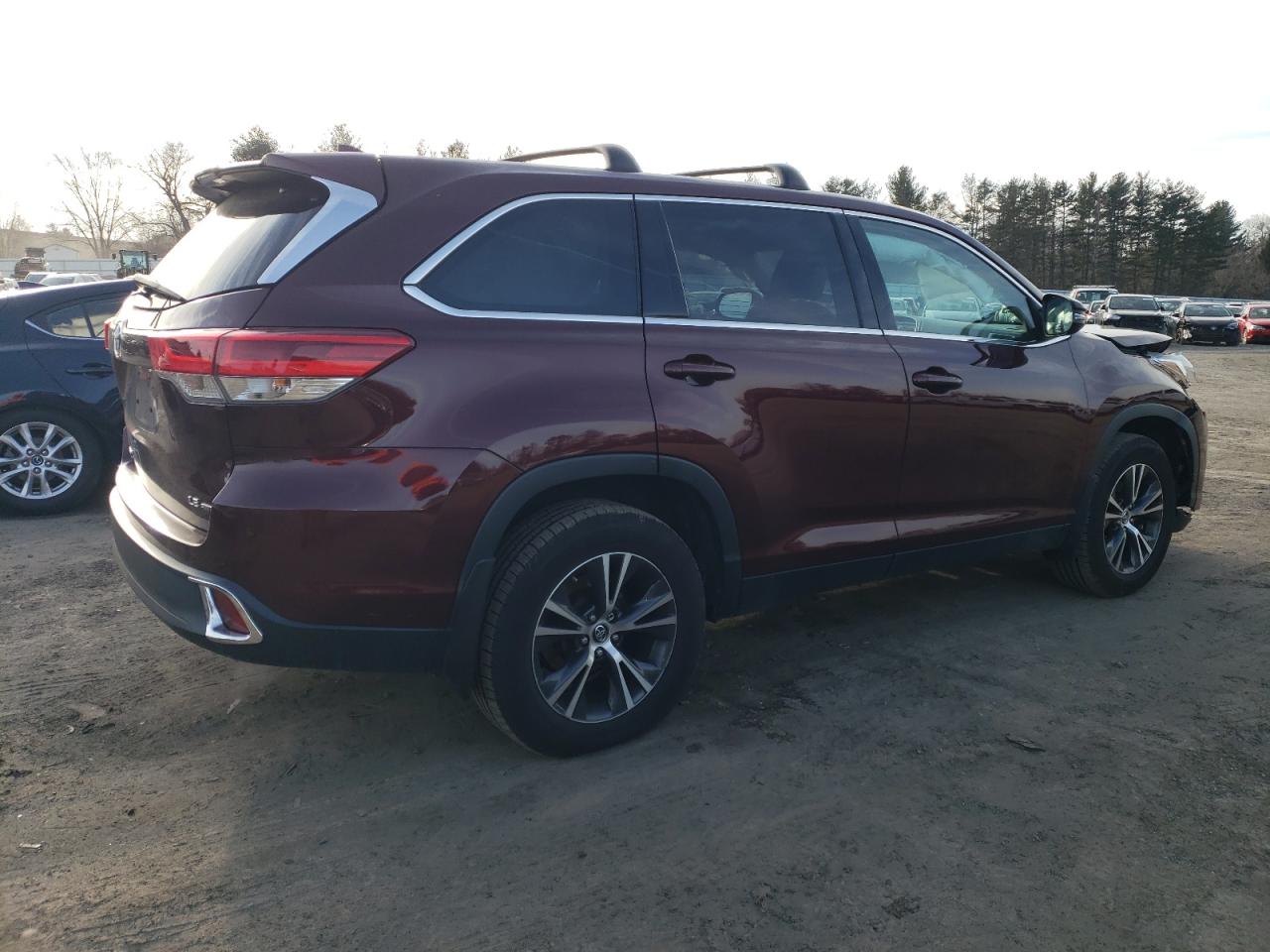 2019 Toyota Highlander VIN 5TDBZRFH9KS925800 Copart auction photo, front end damage thumbnail 3