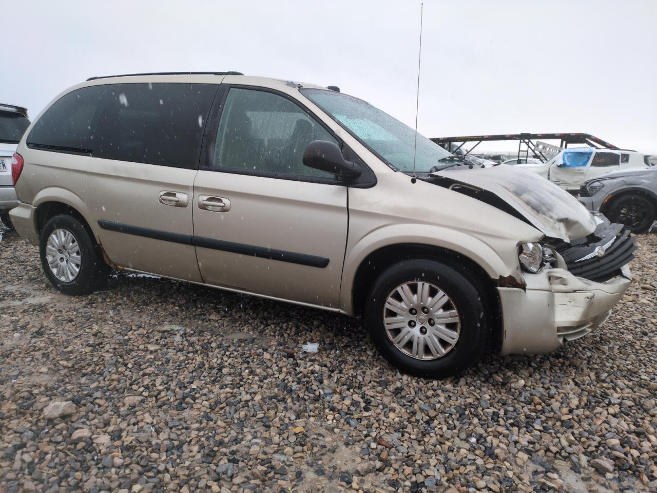 2005 Chrysler Town & Country VIN 1C4GP45RX5B431014 Copart auction photo, front end damage thumbnail 4
