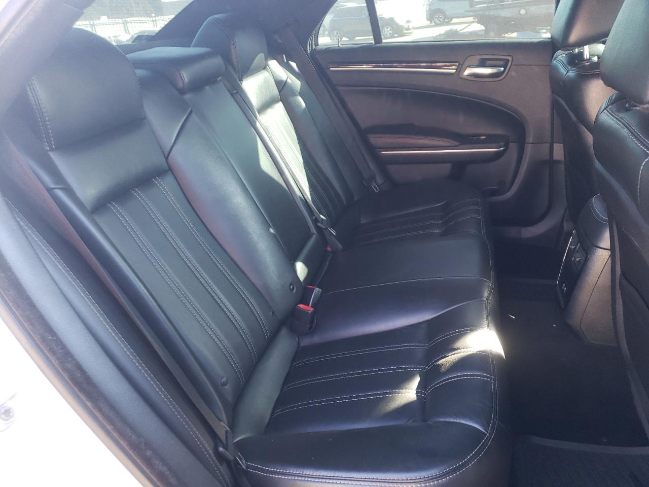 2019 Chrysler 300 VIN 2C3CCABG8KH585532 Copart auction photo, front end / minor dent/scratches damage thumbnail 10