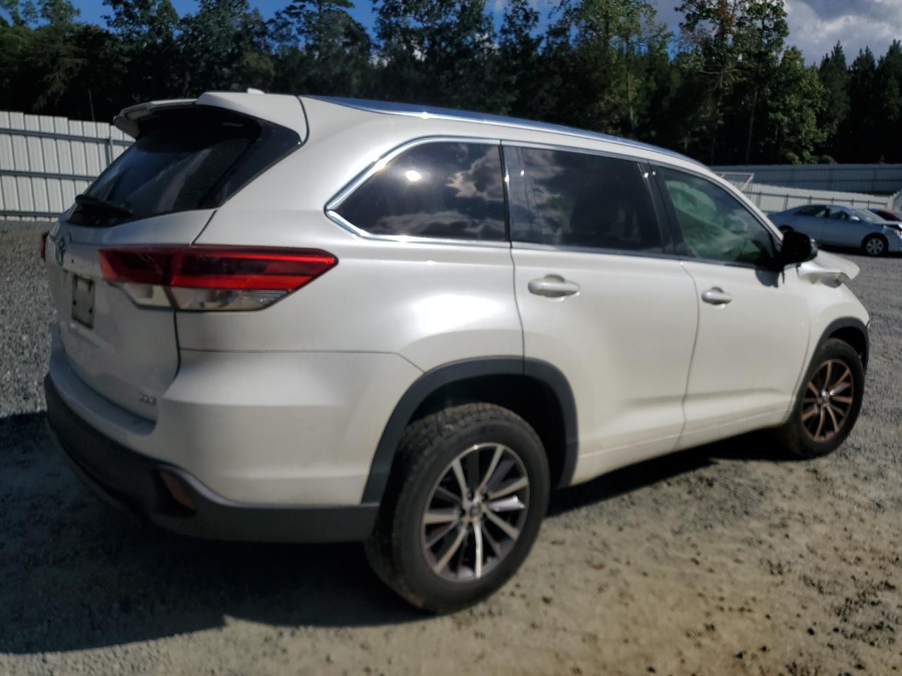 2018 Toyota Highlander VIN 5TDKZRFH1JS538754 Copart auction photo, front end / side damage thumbnail 3