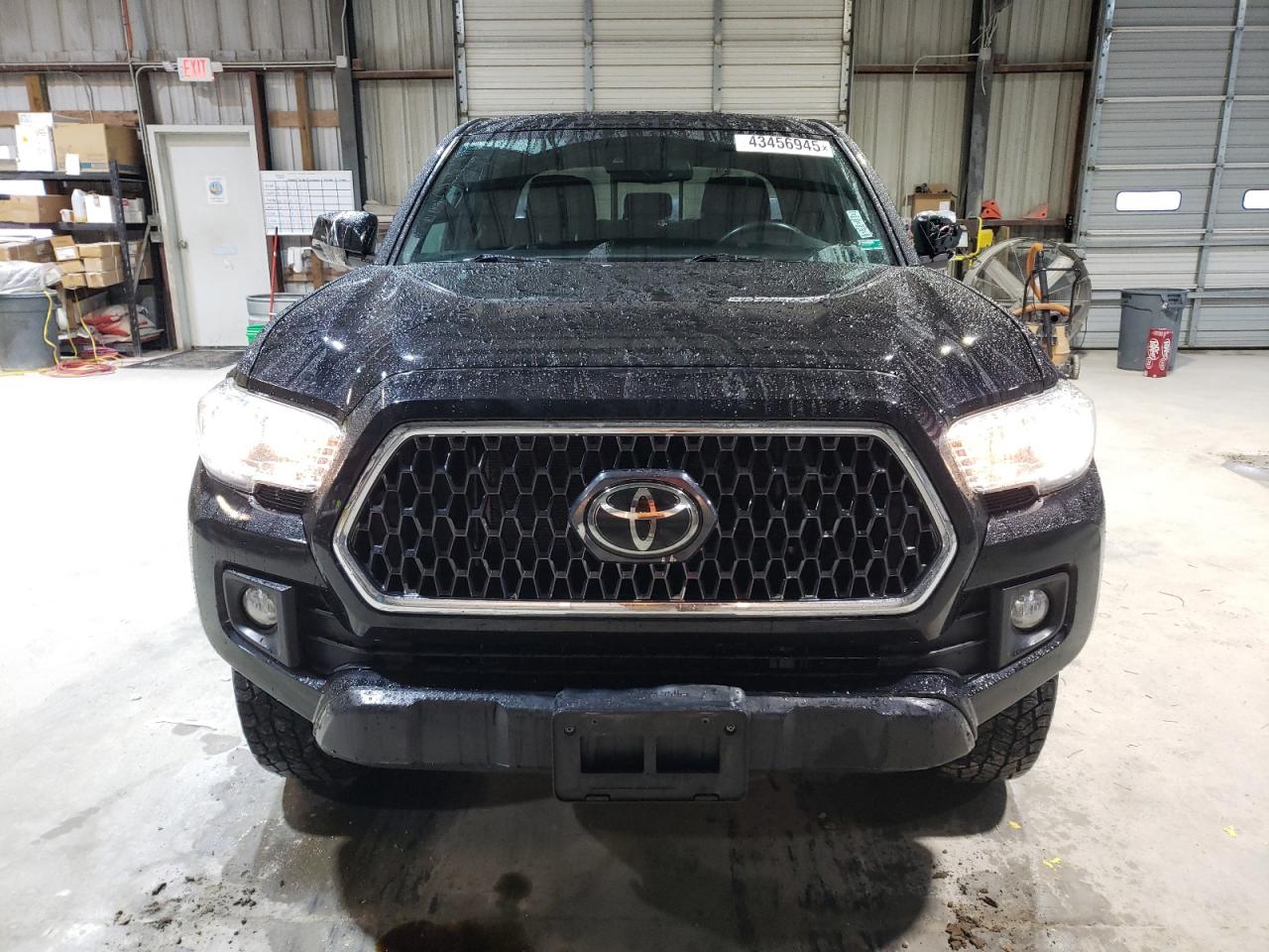 2018 Toyota Tacoma VIN 5TFCZ5AN1JX134471 Copart auction photo, side / minor dent/scratches damage thumbnail 5