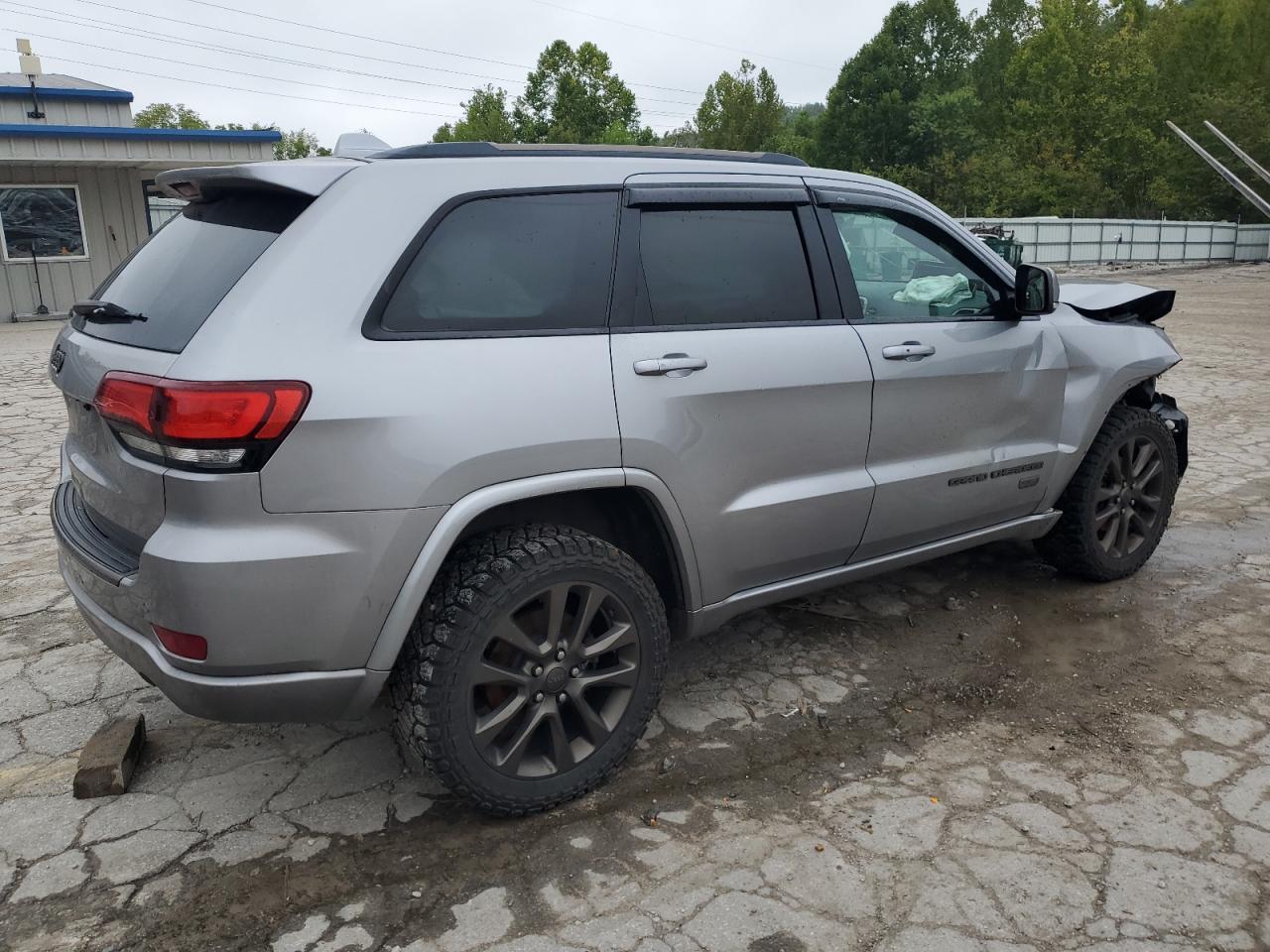 2017 Jeep Grand Cherokee VIN 1C4RJFBG1HC695861 Copart auction photo, front end / side damage thumbnail 3